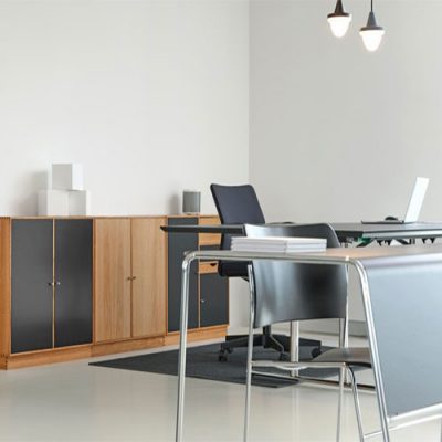 Ahşap ve koyu renk kapaklı ofis dolabı, çalışma masası ve sandalyeler